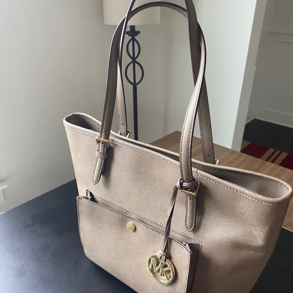 Authentic Michael Kors Tan  Saffiano Leather Laptop Tote. - Picture 1 of 5